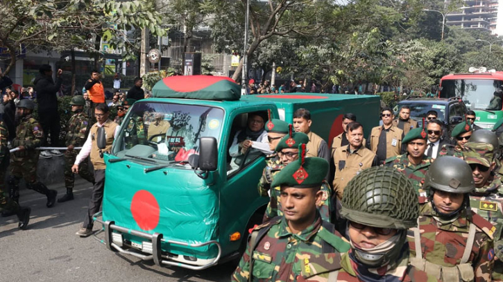 পতাকায় মোড়ানো গাড়িতে মানিক মিয়া অ্যাভিনিউতে নেওয়া হচ্ছে খালেদা জিয়ার মরদেহ