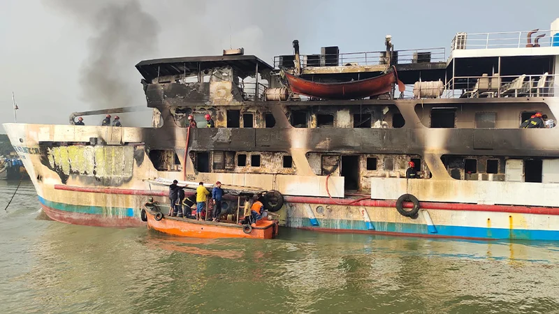 সেন্টমার্টিনগামী জাহাজে আগুন