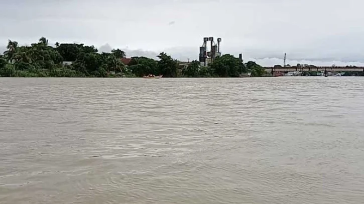 এখনো বিপৎসীমার ওপরে দুই নদীর পানি