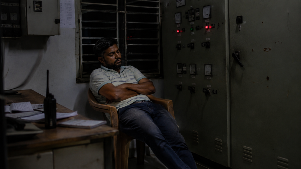 ঘনঘন বিদ্যুৎ বিভ্রাটে ব্যাহত হচ্ছে স্বাভাবিক জীবনযাত্রা; দায়িত্বে থাকা কর্মীর আচরণ নিয়ে ক্ষুব্ধ স্থানীয় গ্রাহকরা