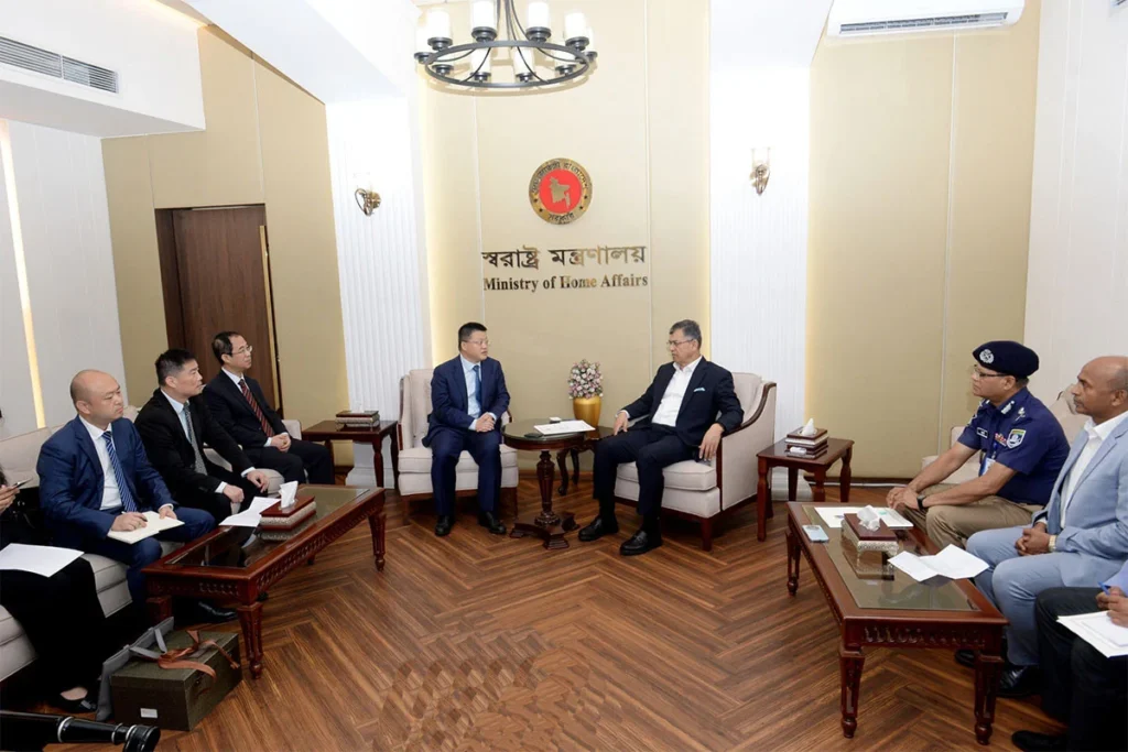 স্বরাষ্ট্রমন্ত্রীর সঙ্গে বিদায়ী চীনা রাষ্ট্রদূতের সাক্ষাৎ, দ্বিপাক্ষিক সহযোগিতা জোরদারের অঙ্গীকার