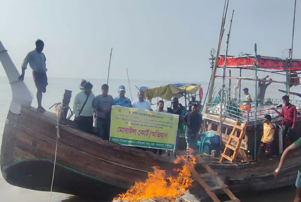 নিষেধাজ্ঞা অমান্য করে ইলিশ শিকার, ১১ জেলের কারাদণ্ড