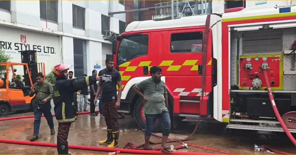 কাশিমপুরে পোশাক কারখানার গুদামে আগুন, নিয়ন্ত্রণে ফায়ার সার্ভিসের ৫ ইউনিট
